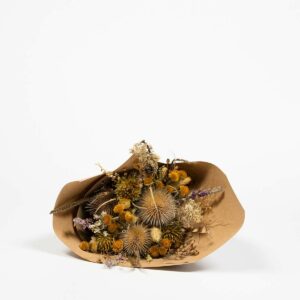 Bouquet de fleurs séchées posé sur une table en Corrèze