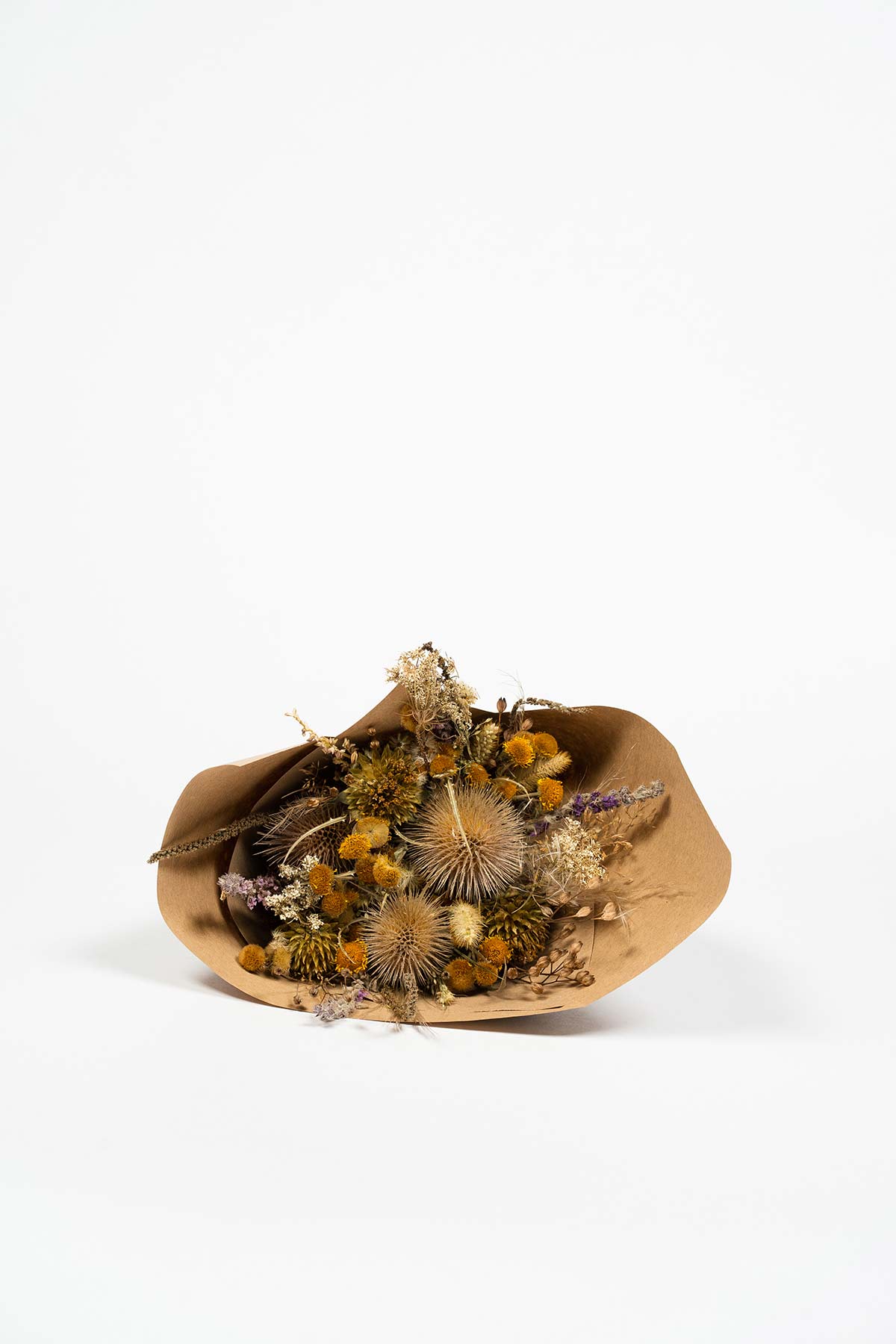 Bouquet de fleurs séchées posé sur une table en Corrèze