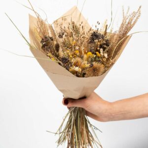 Bouquet de fleurs séchées tenue par une main