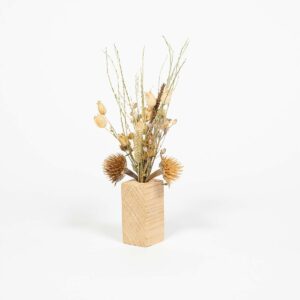 soliflore artisanal en bois contenant un petit bouquet de fleurs séchées