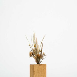 socle en bois fait main avec un mini bouquet de fleurs séchées