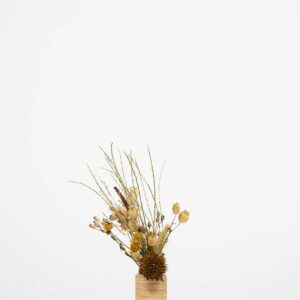 socle en bois artisanal avec un mini bouquet de fleurs séchées