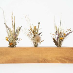Socle artisanal en bois contenant trois mini bouquets de fleurs séchées