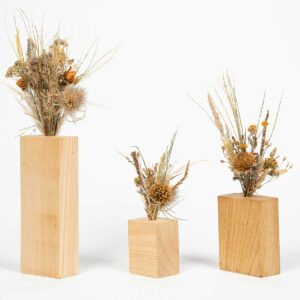 Trio de soliflores en bois contenant chacun un petit bouquet de fleurs séchées