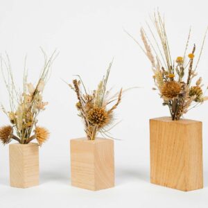 Trio de soliflores en bois contenant chacun des fleurs séchées