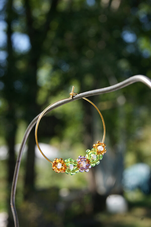 boucles d'oreilles de type créole ornées de fleurs en perles vert jaune et violet