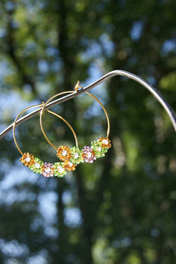 Paire de boucles d'oreilles de type créole ornées de fleurs en perles vert jaune et violet