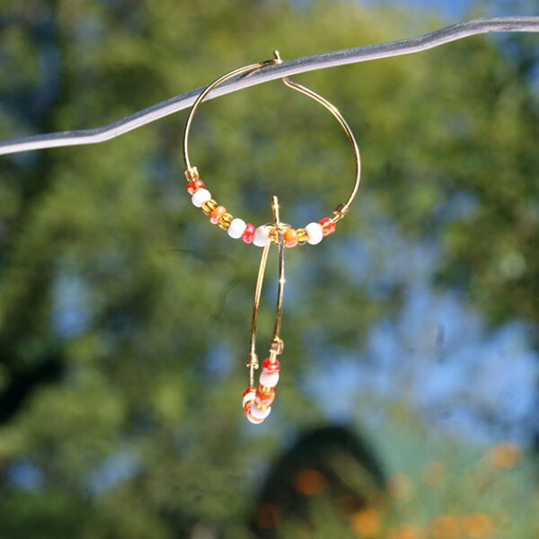 Paire de boucles d'oreilles de type créole ornées de perles de rocaille en verre orange jaune blanc rouge