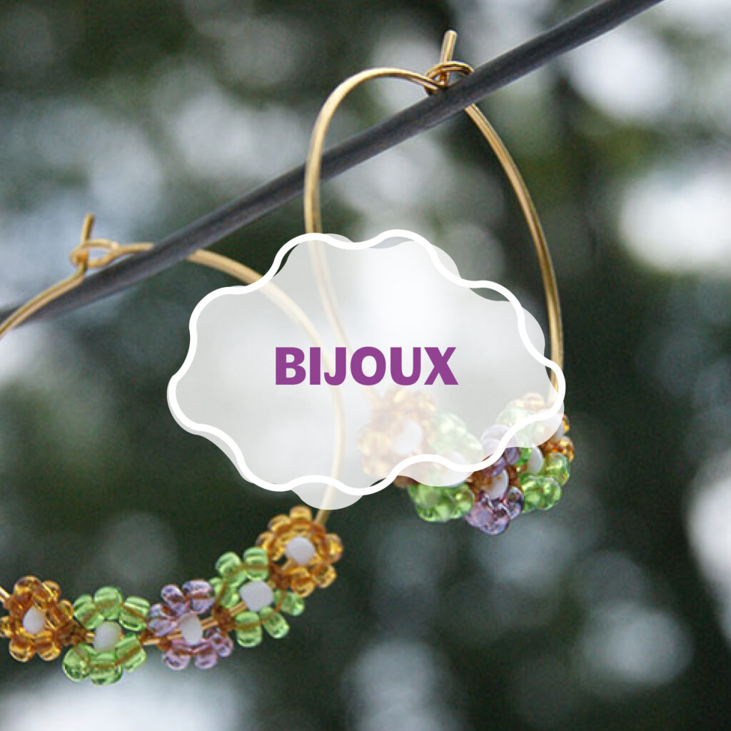 Texte indiquant "bijoux" avec boucles d'oreilles fleuries en arrière plan