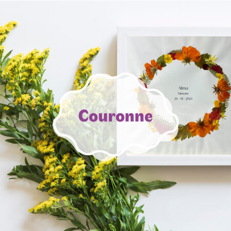 Texte indiquant " couronne " avec en fond un herbier de fleurs préssées artisanales sur mesure