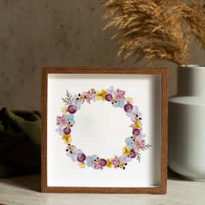 Couronne de fleurs préssées pour un cadeau personnalisé . Fleurs colorées dans un cadre