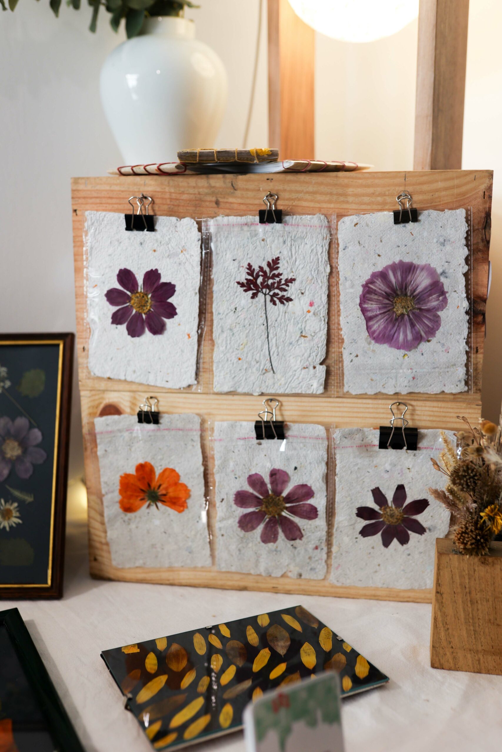 Stand de marche de createur avec plusieurs herbiers de fleurs pressees