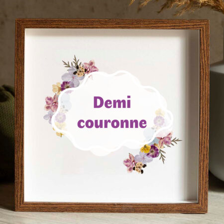 Texte indiquant " demi couronne " avec en fond un herbier de fleurs préssées artisanales sur mesure