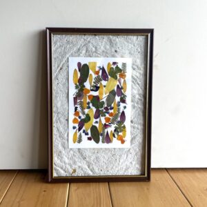 herbier abstrait de fleurs pressées colorées naturelles sur papier maison et encadré