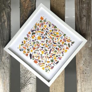 Herbier abstrait composé de morceaux / confettis de fleurs préssées et autres végataux colorés naturels. Encadrement bois blanc