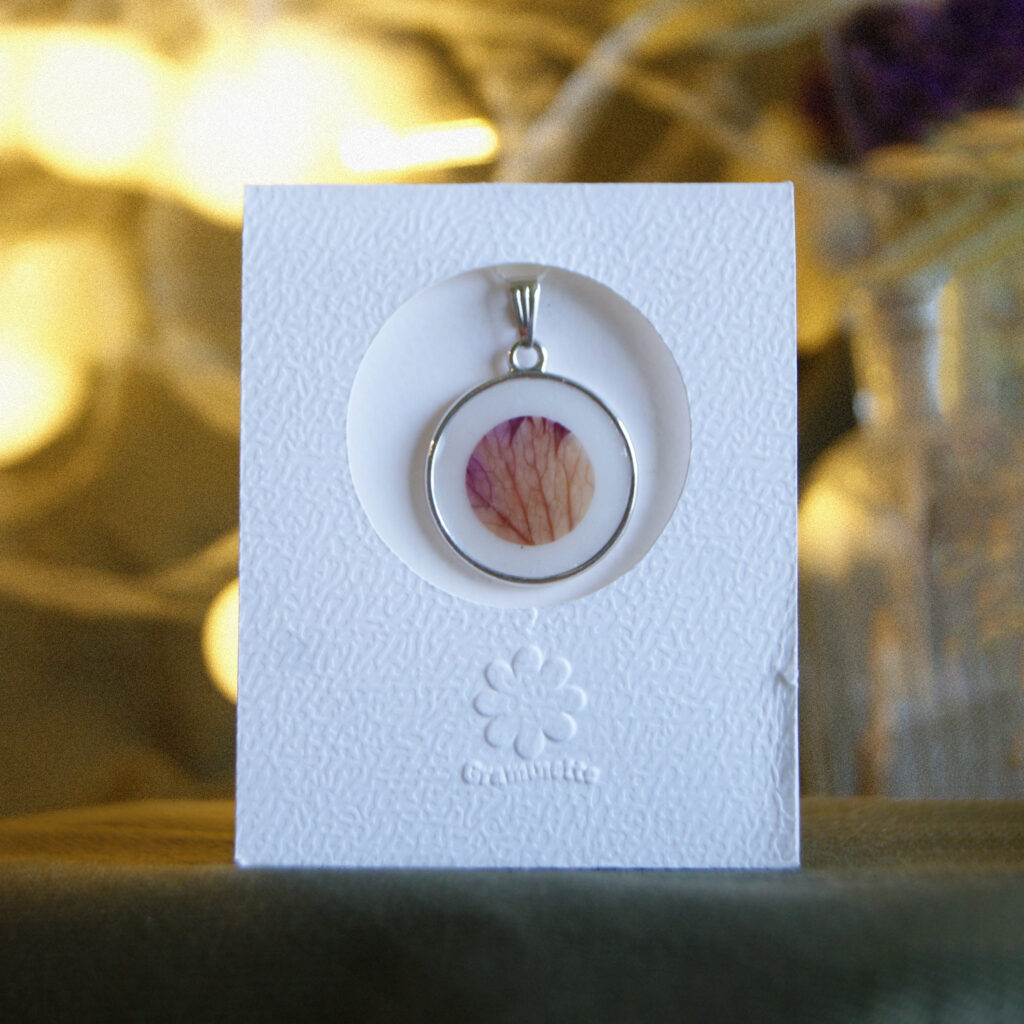 Médaillon argent 925 résine et fleur pressée - pétale de rose