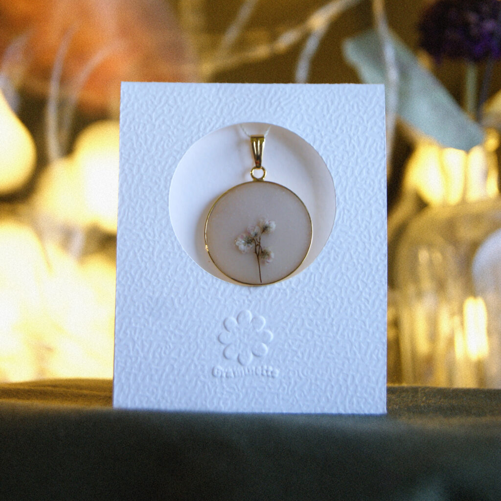 Médaillon gold-filled résine et fleur pressée - fleur de gypsophile